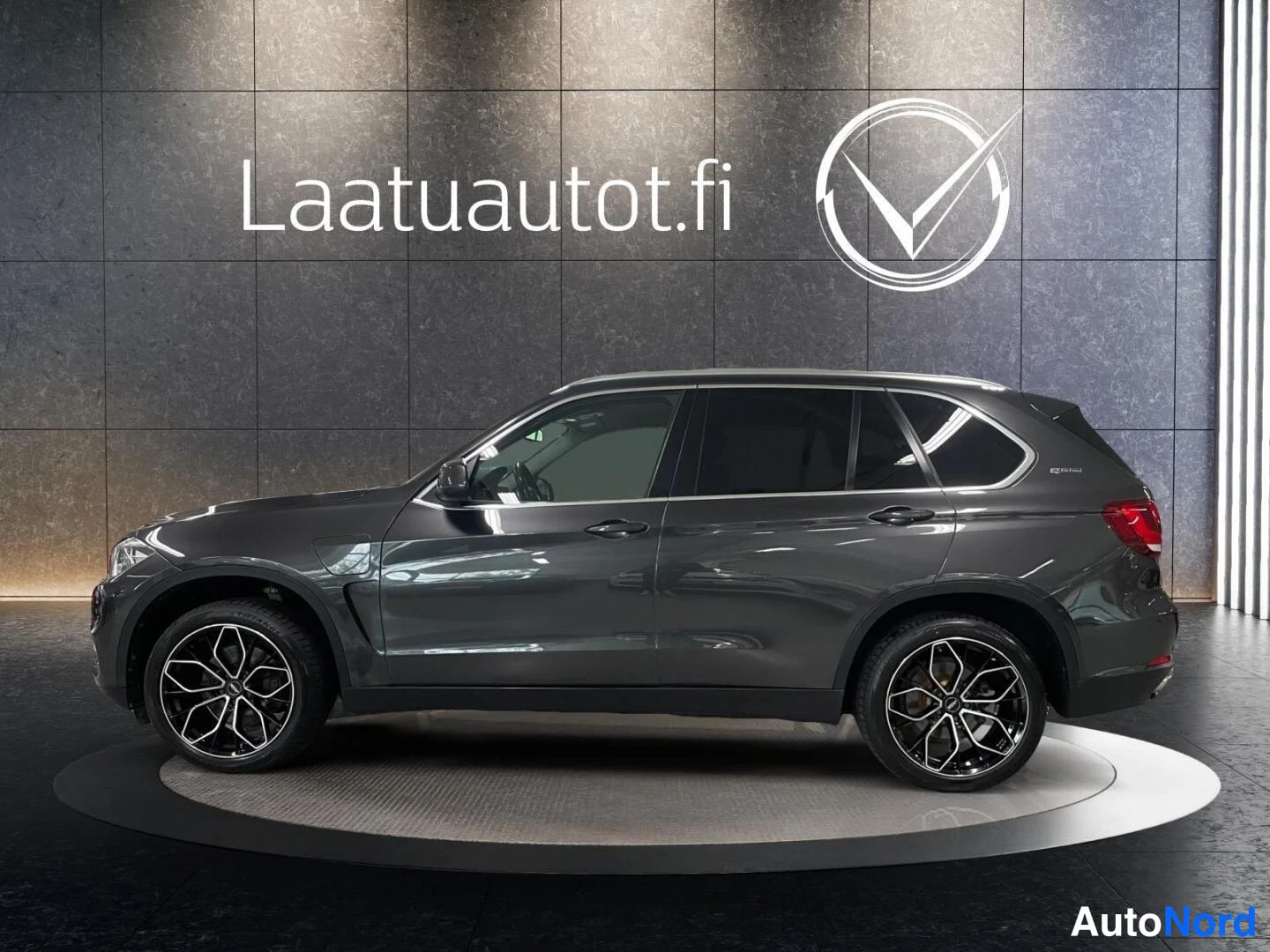 Harmaa BMW X5 2016, sivulta, kuva 5