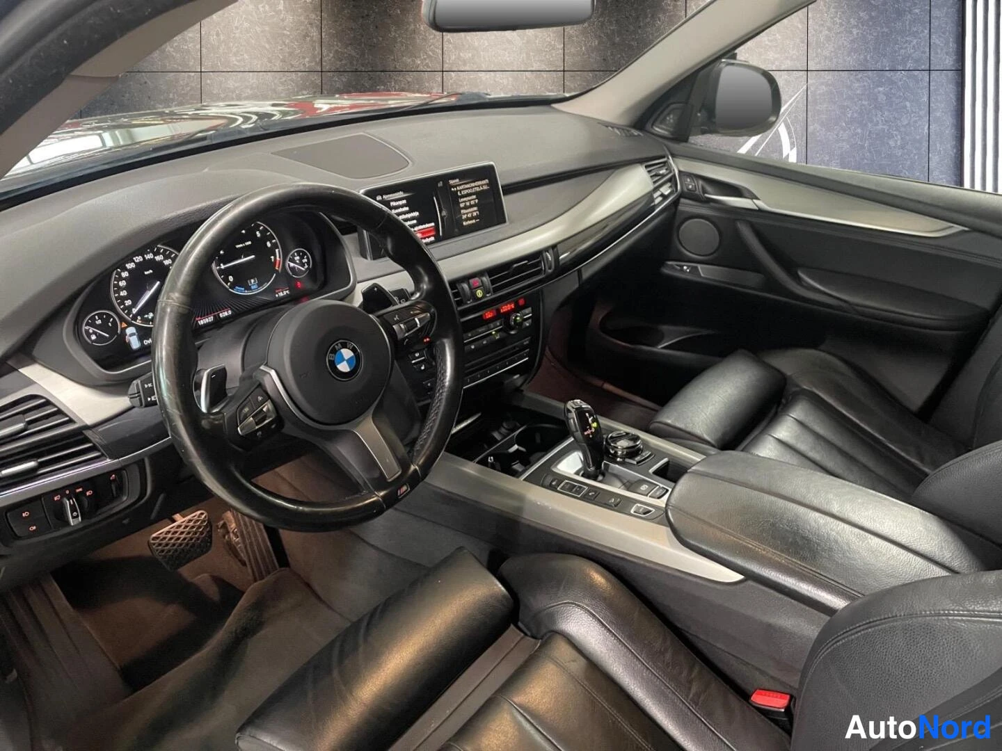 Harmaa BMW X5 2016, ohjaamo, kuva 11