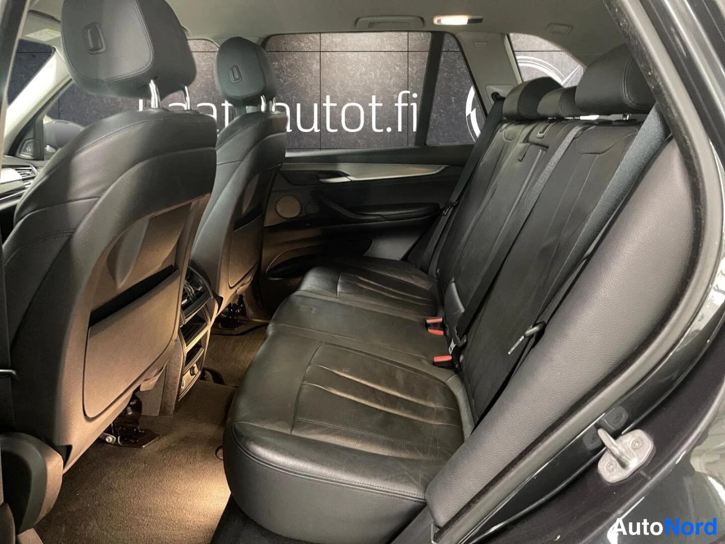 Harmaa BMW X5 2016, takaistuimet, kuva 18