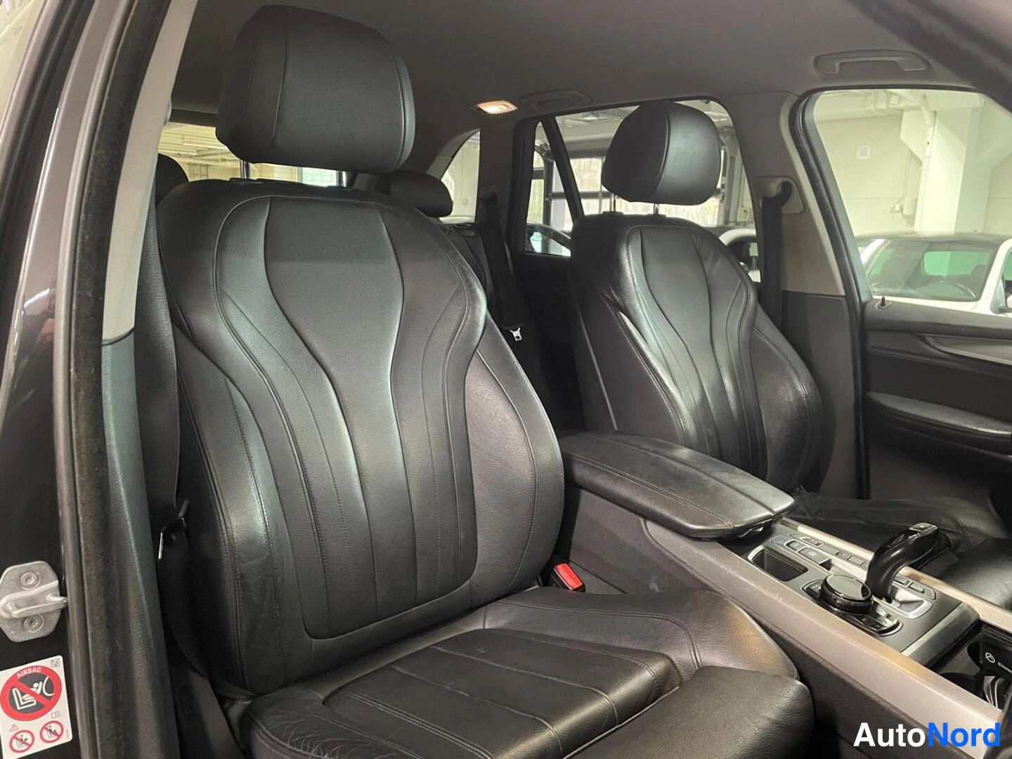 Harmaa BMW X5 2016, etuistuimet, kuva 16