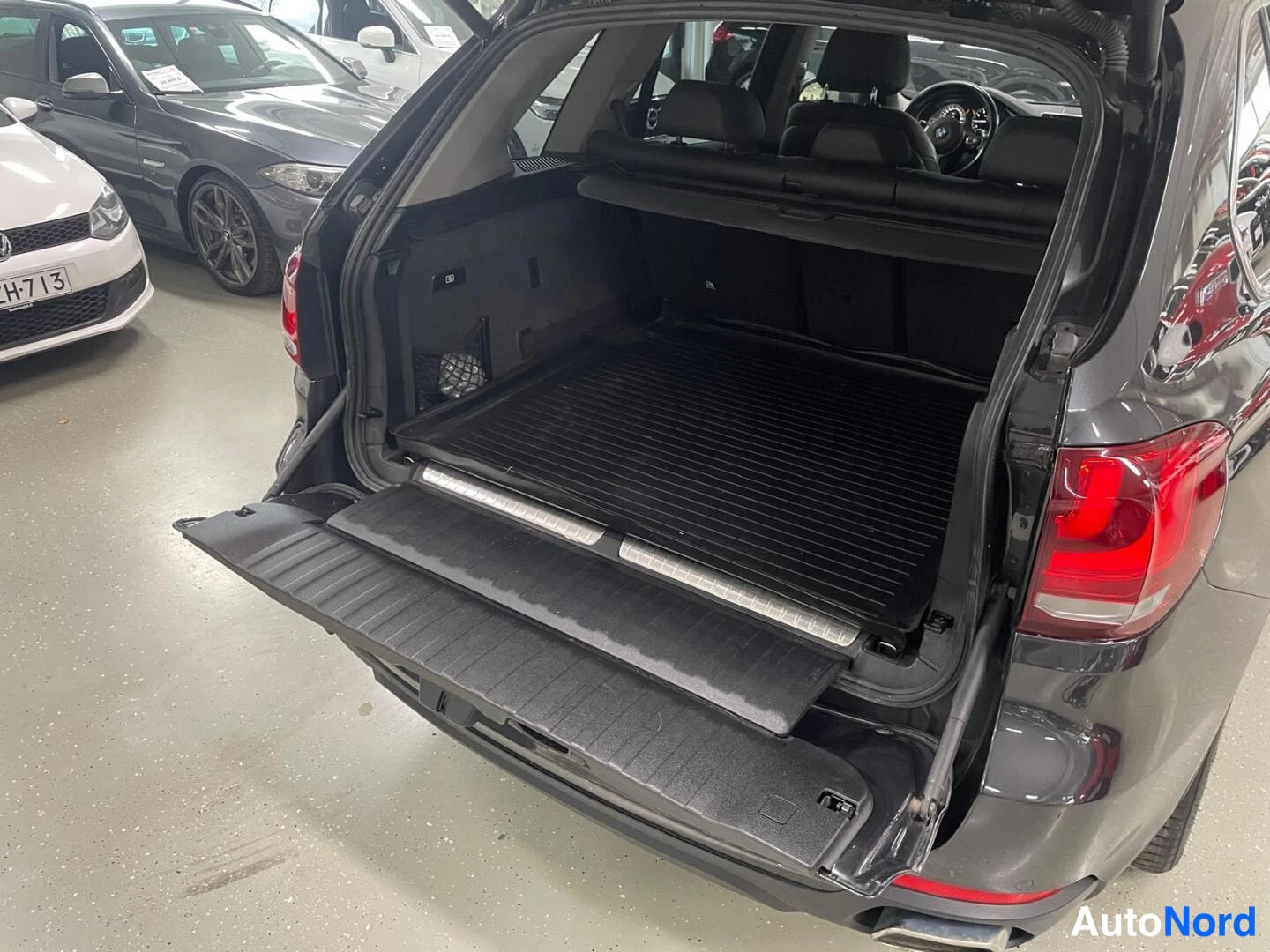 Harmaa BMW X5 2016, takaviisto, kuva 6