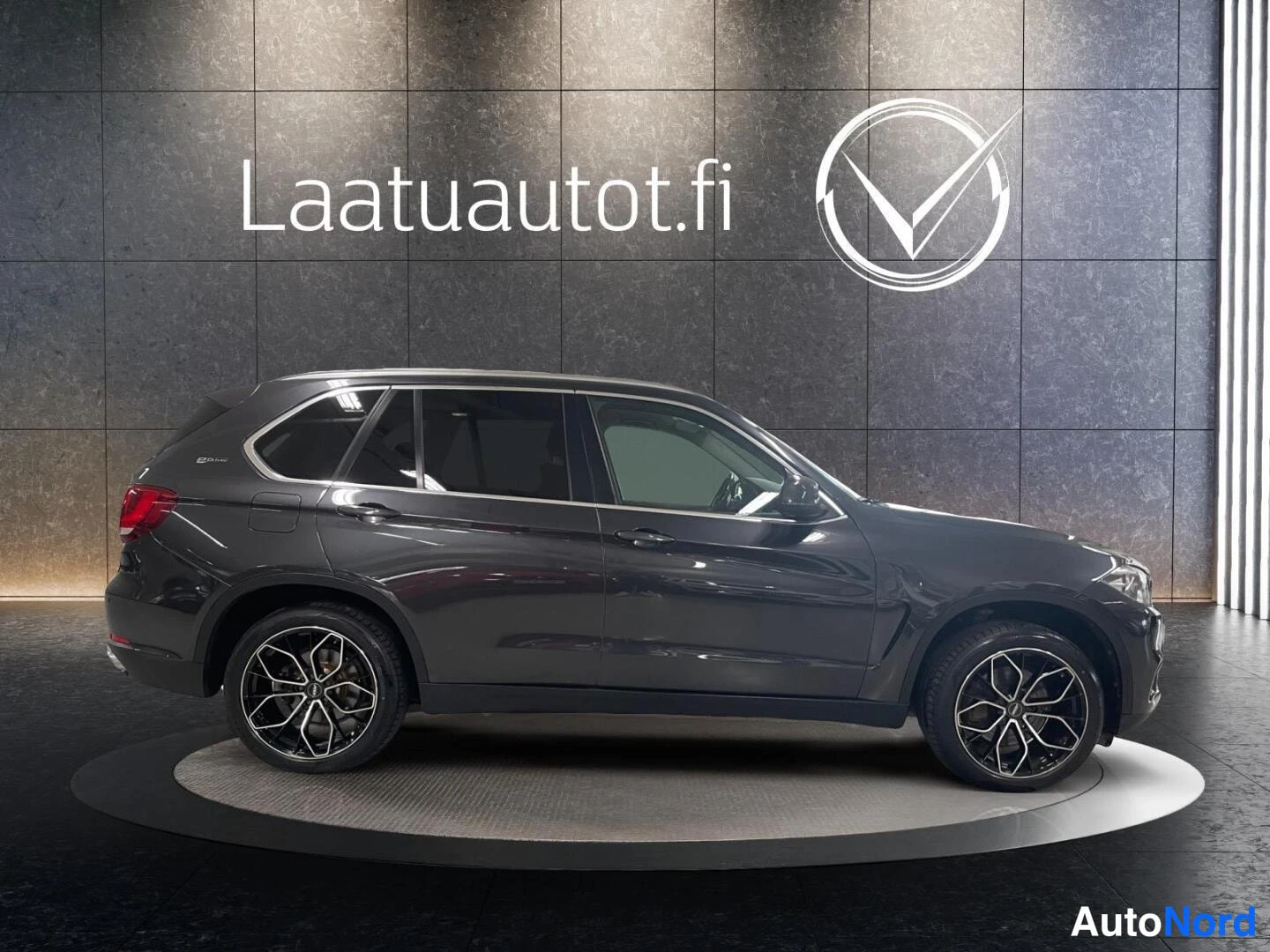 Harmaa BMW X5 2016, etuviisto, keula oikealle, kuva 2