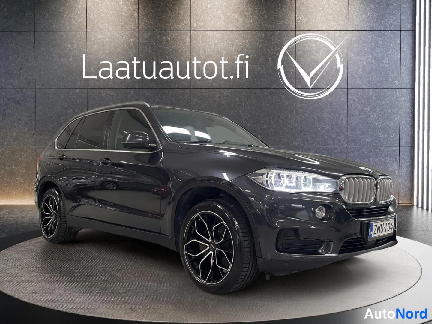 Harmaa BMW X5 2016, etuviisto, keula oikealle, kuva 3