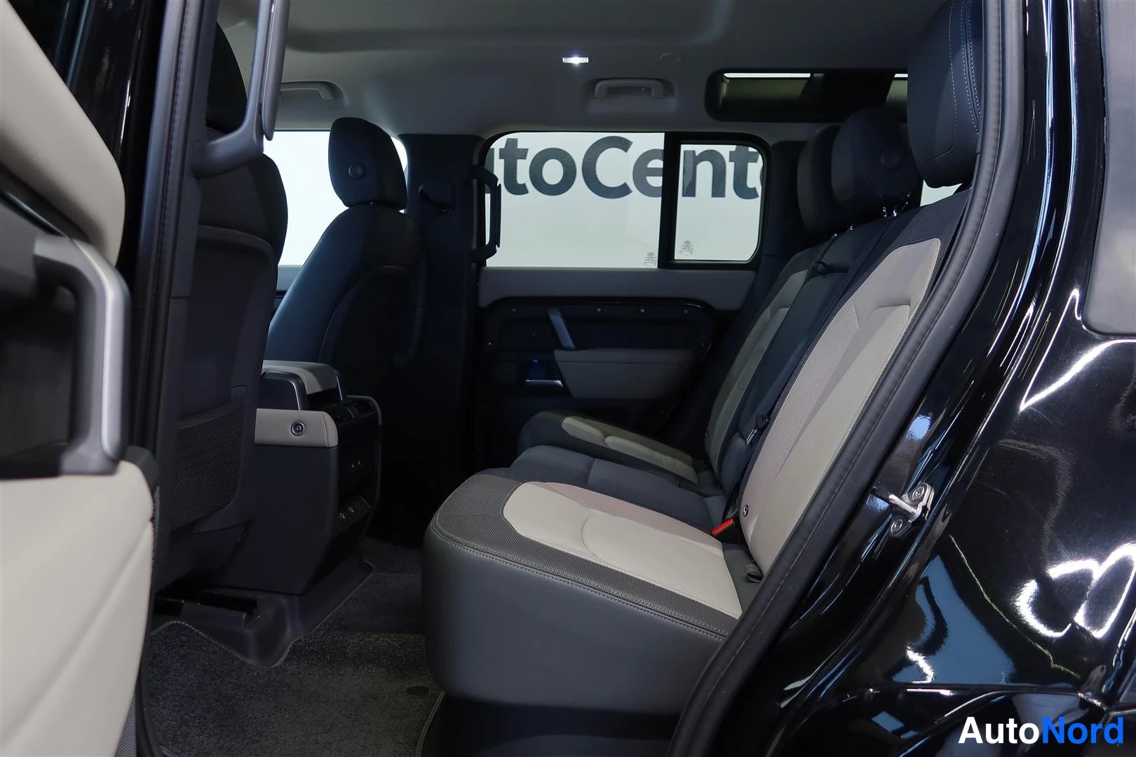 Musta Land Rover Defender 2024, takaistuimet, kuva 14