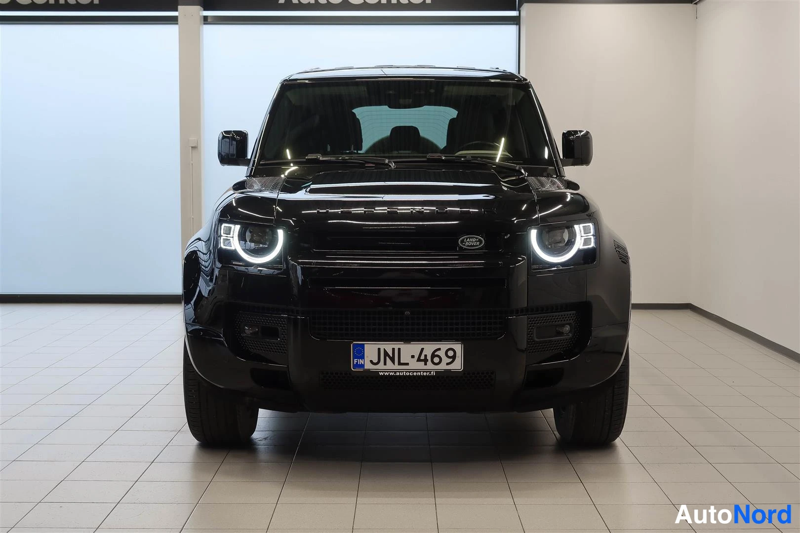 Musta Land Rover Defender 2024, edestä, kuva 4