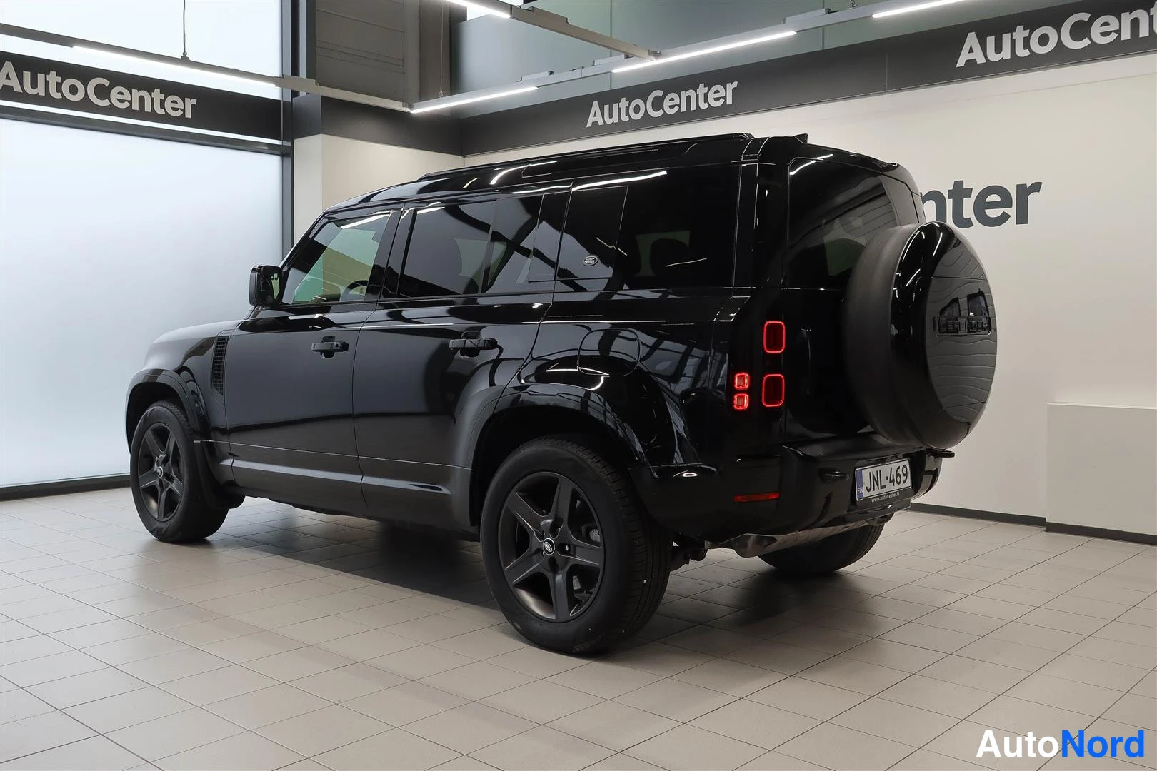 Musta Land Rover Defender 2024, takaviisto, kuva 8