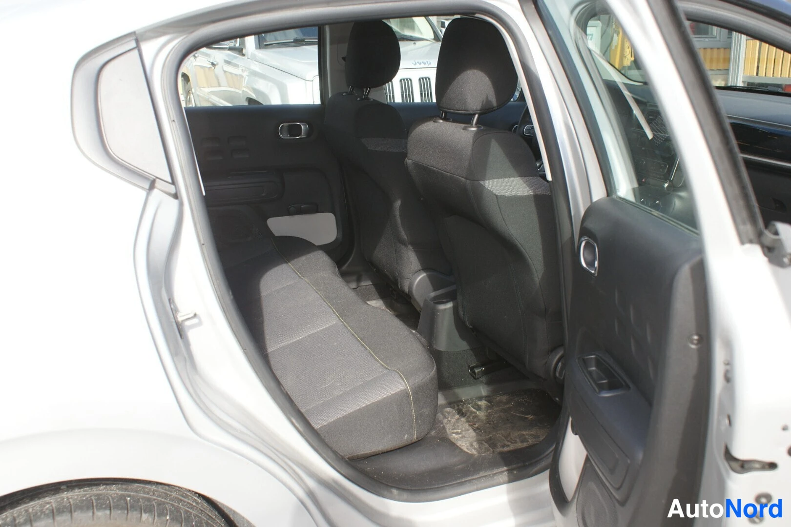 Harmaa Citroen C3 2018, takaistuimet, kuva 12