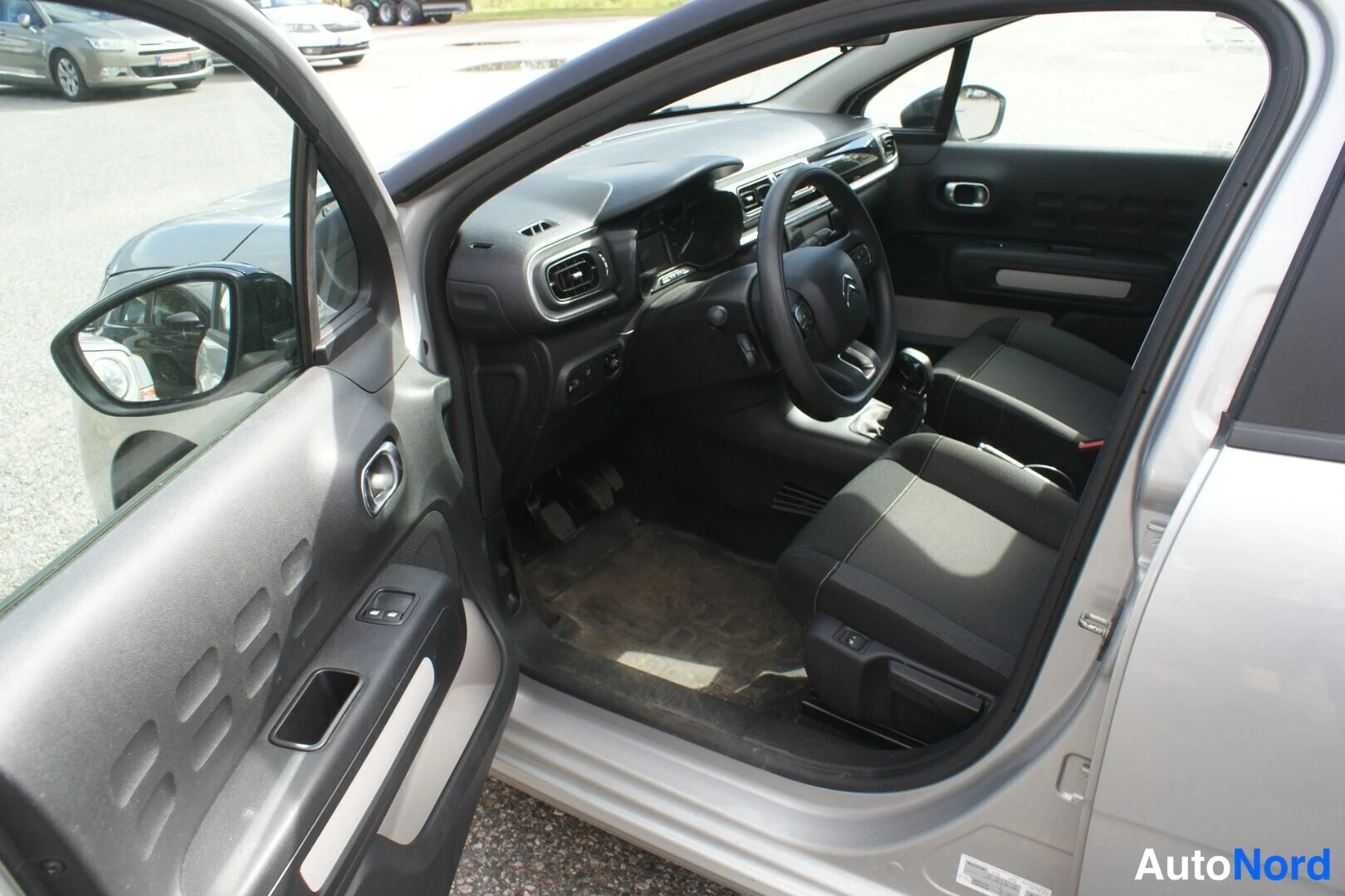 Harmaa Citroen C3 2018, etuviisto, keula vasemmalle, kuva 2