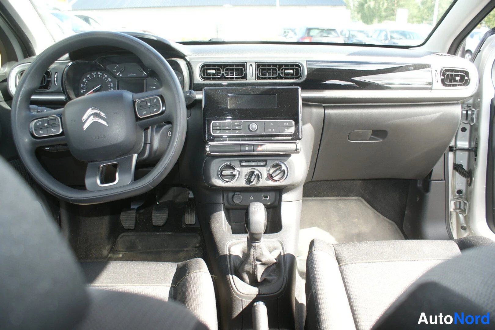 Harmaa Citroen C3 2018, ohjaamo, kuva 8