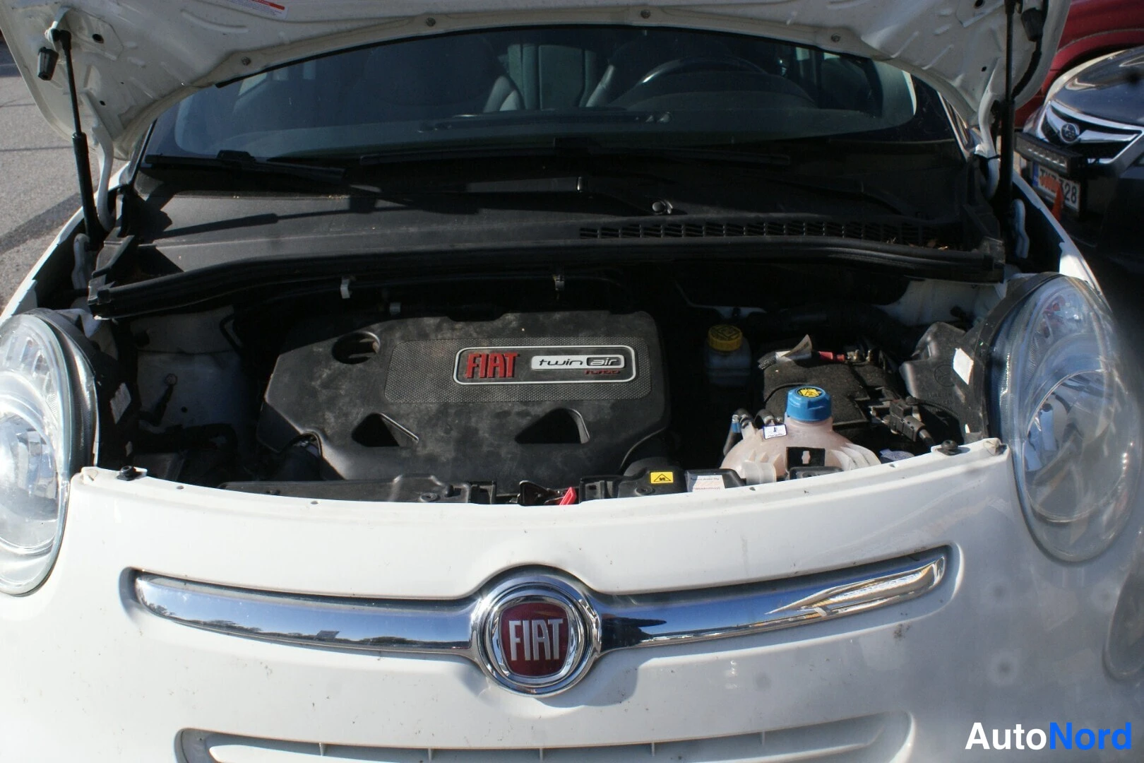 Valkoinen Fiat 500L 2013, moottoritila, kuva 7