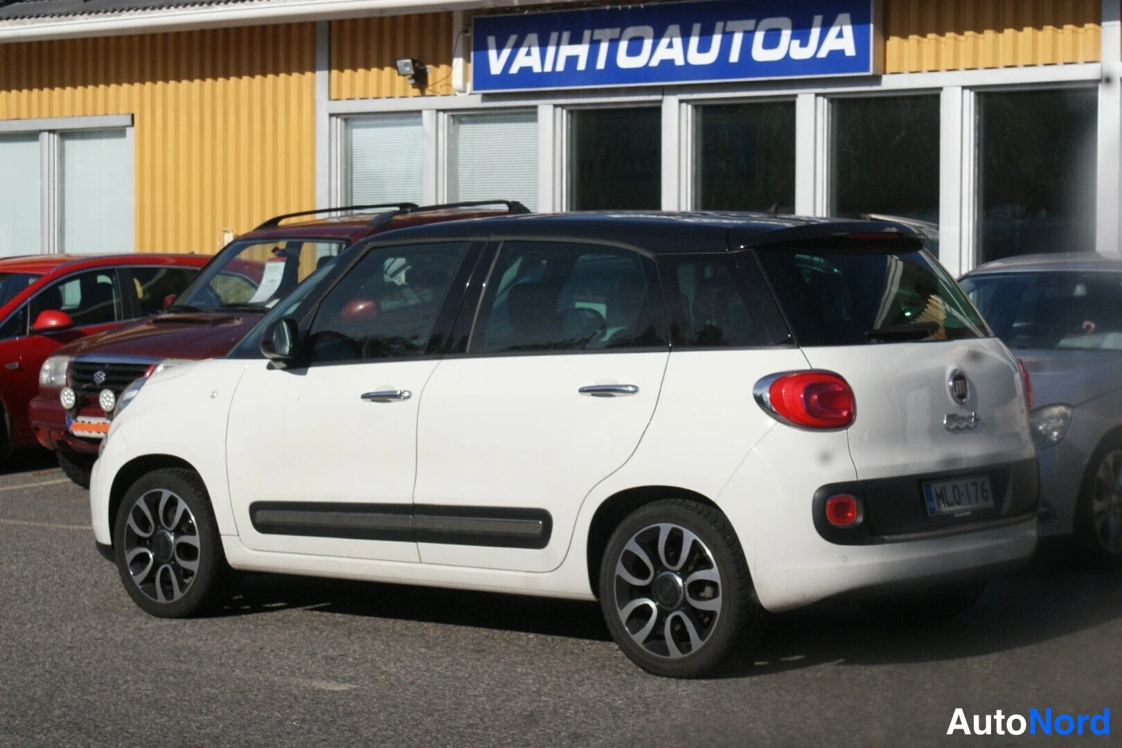 Valkoinen Fiat 500L 2013, takaa, kuva 3