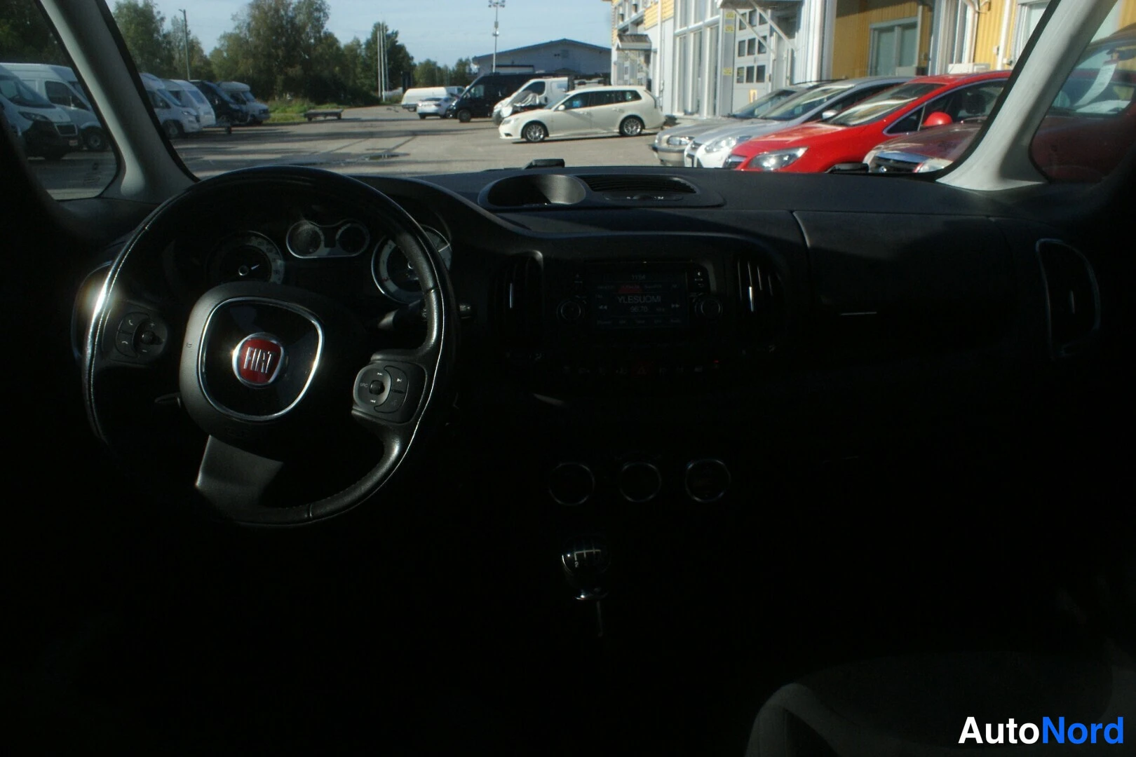 Valkoinen Fiat 500L 2013, ohjaamo, kuva 5