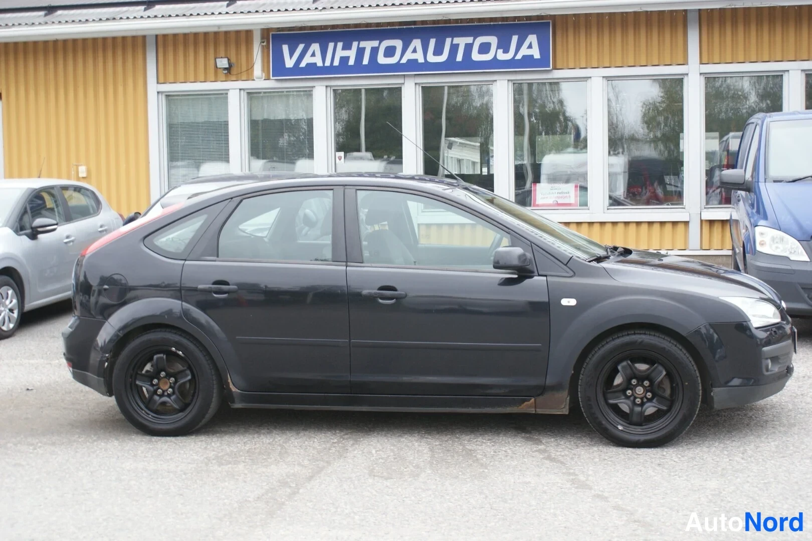 Musta Ford Focus 2006, sivulta, kuva 3