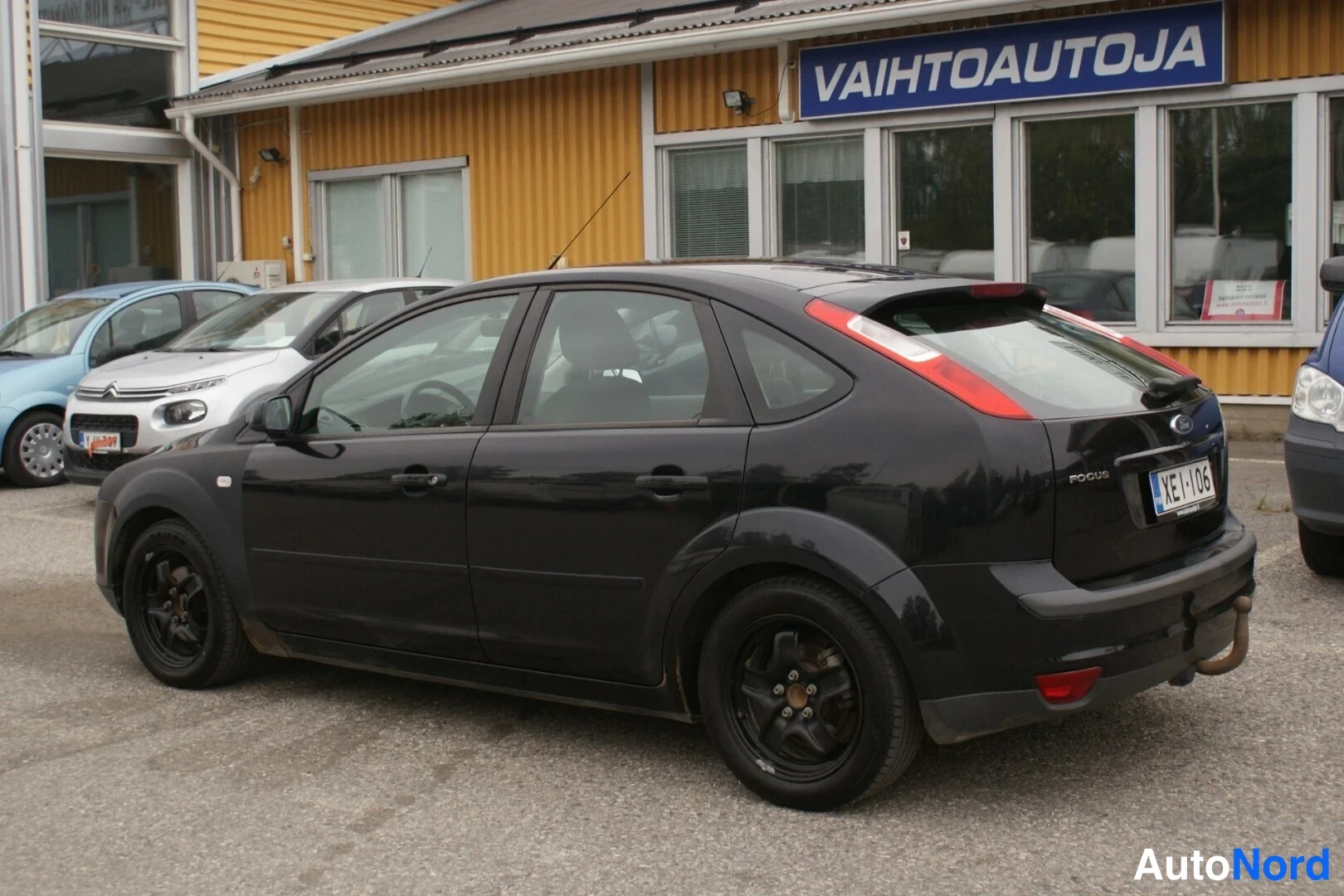Musta Ford Focus 2006, sivulta, kuva 4