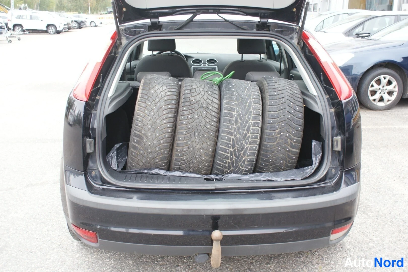 Musta Ford Focus 2006, tavaratila, kuva 8