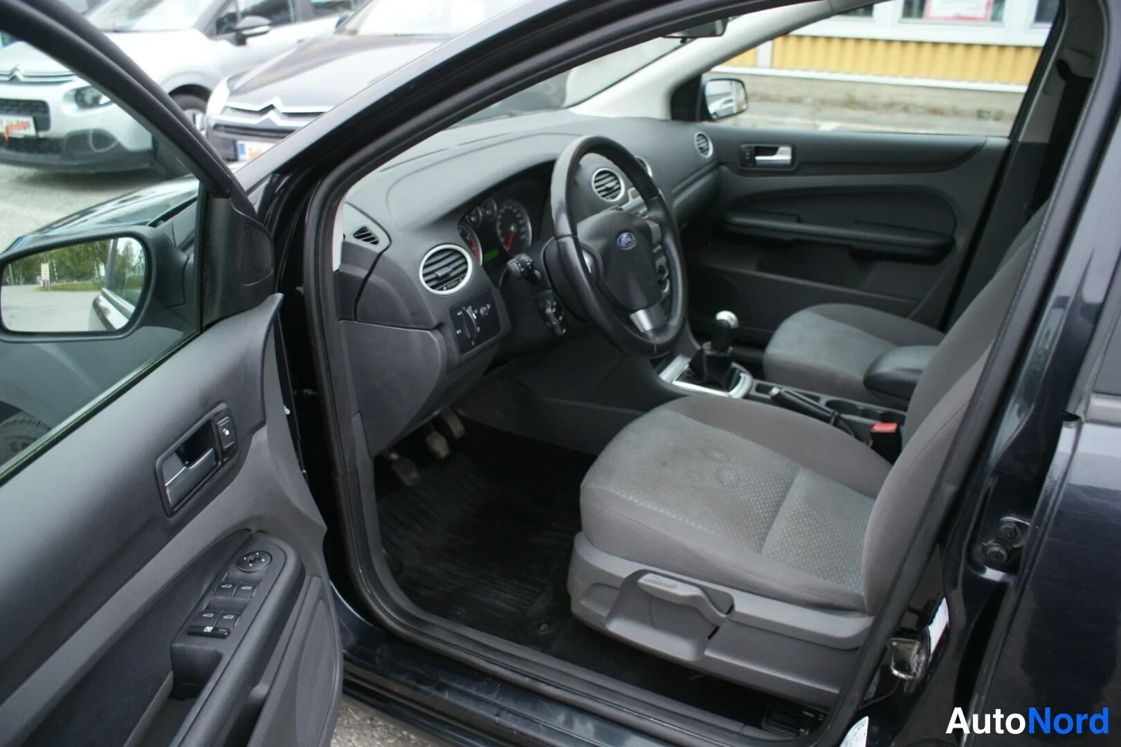 Musta Ford Focus 2006, ohjaamo, kuva 6