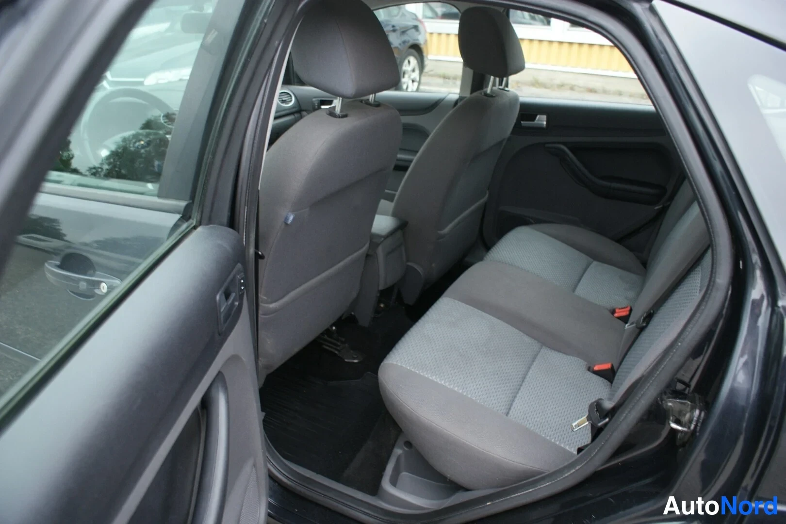 Musta Ford Focus 2006, takaistuimet, kuva 7