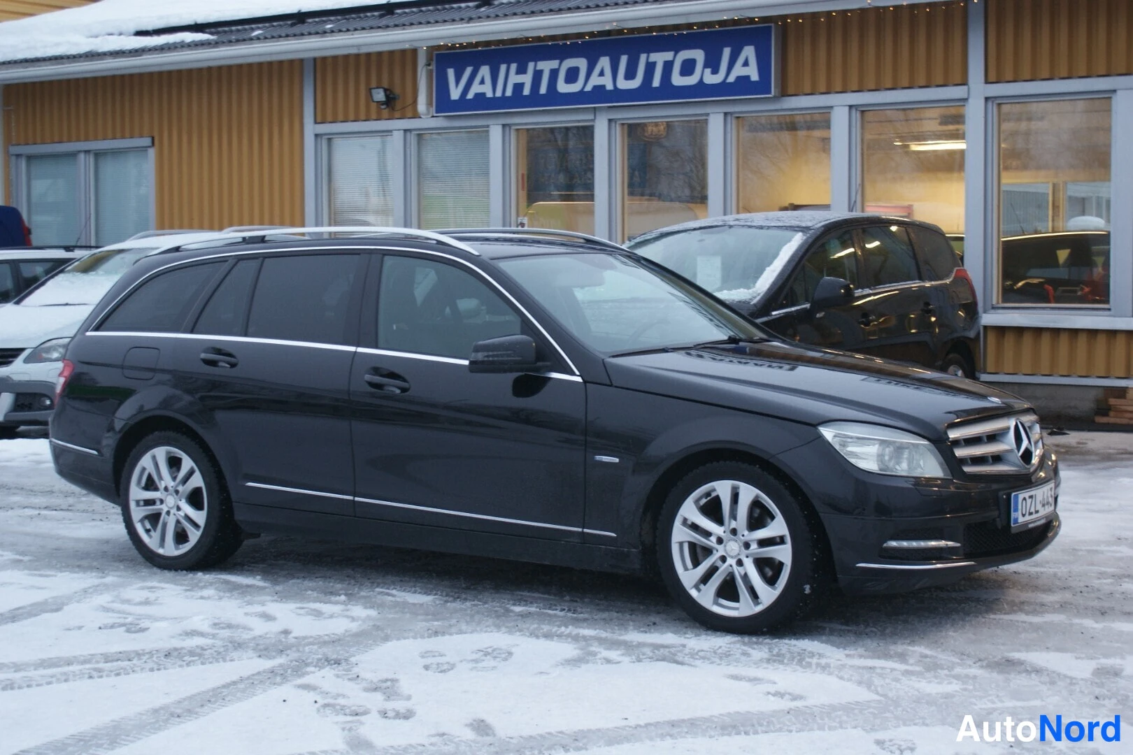 Musta Mercedes-Benz C 250 CDI 4MATIC 2011, etuviisto, keula vasemmalle, kuva 2