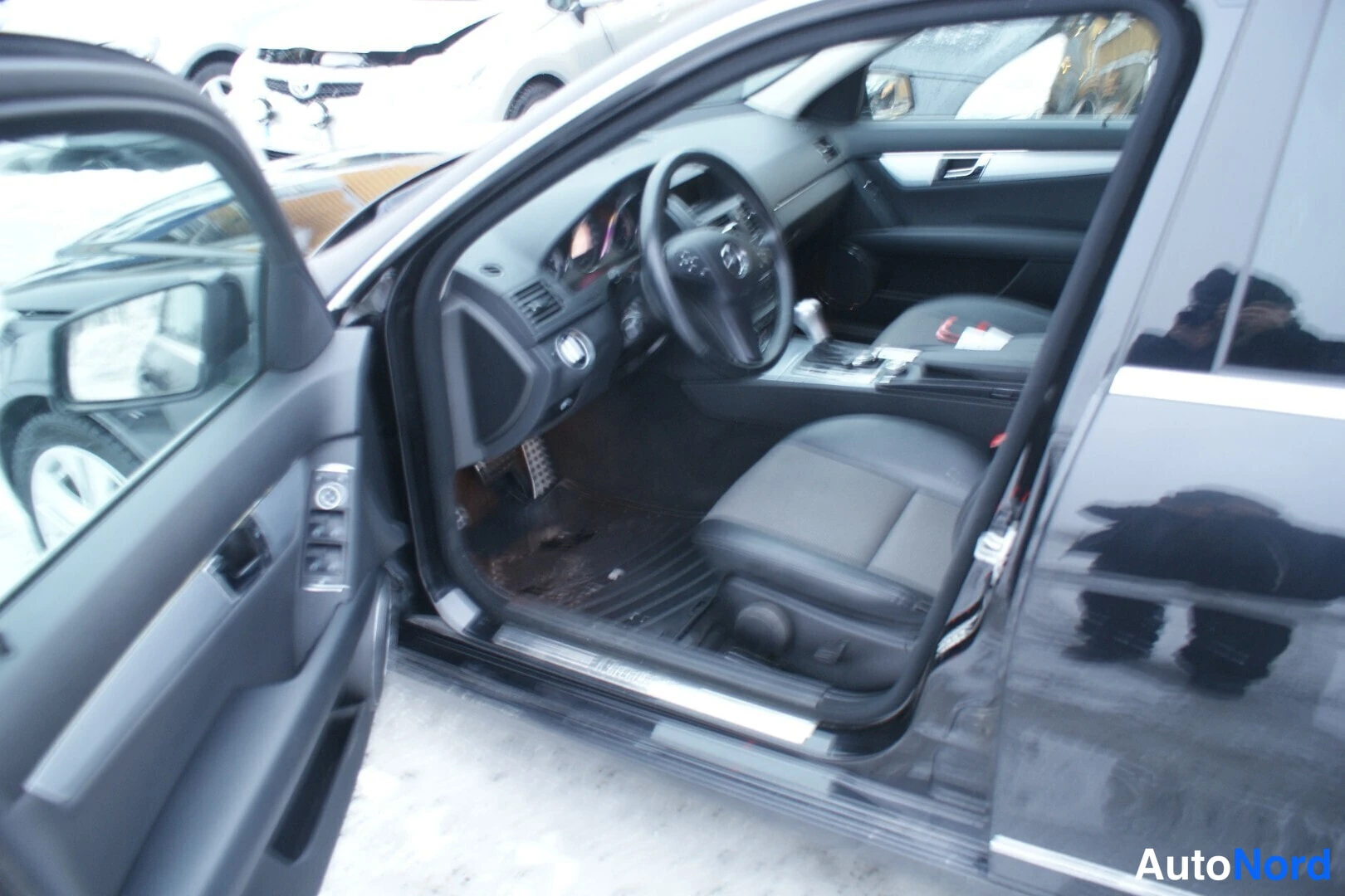 Musta Mercedes-Benz C 250 CDI 4MATIC 2011, ohjaamo, kuva 9