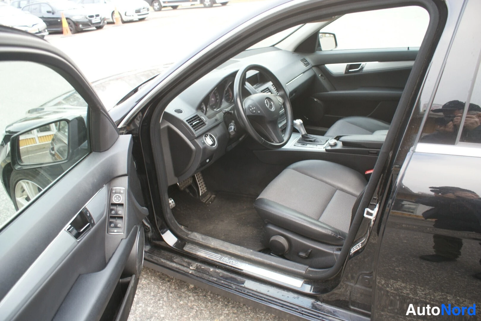 Musta Mercedes-Benz C 250 CDI 4MATIC 2011, ohjaamo, kuva 10