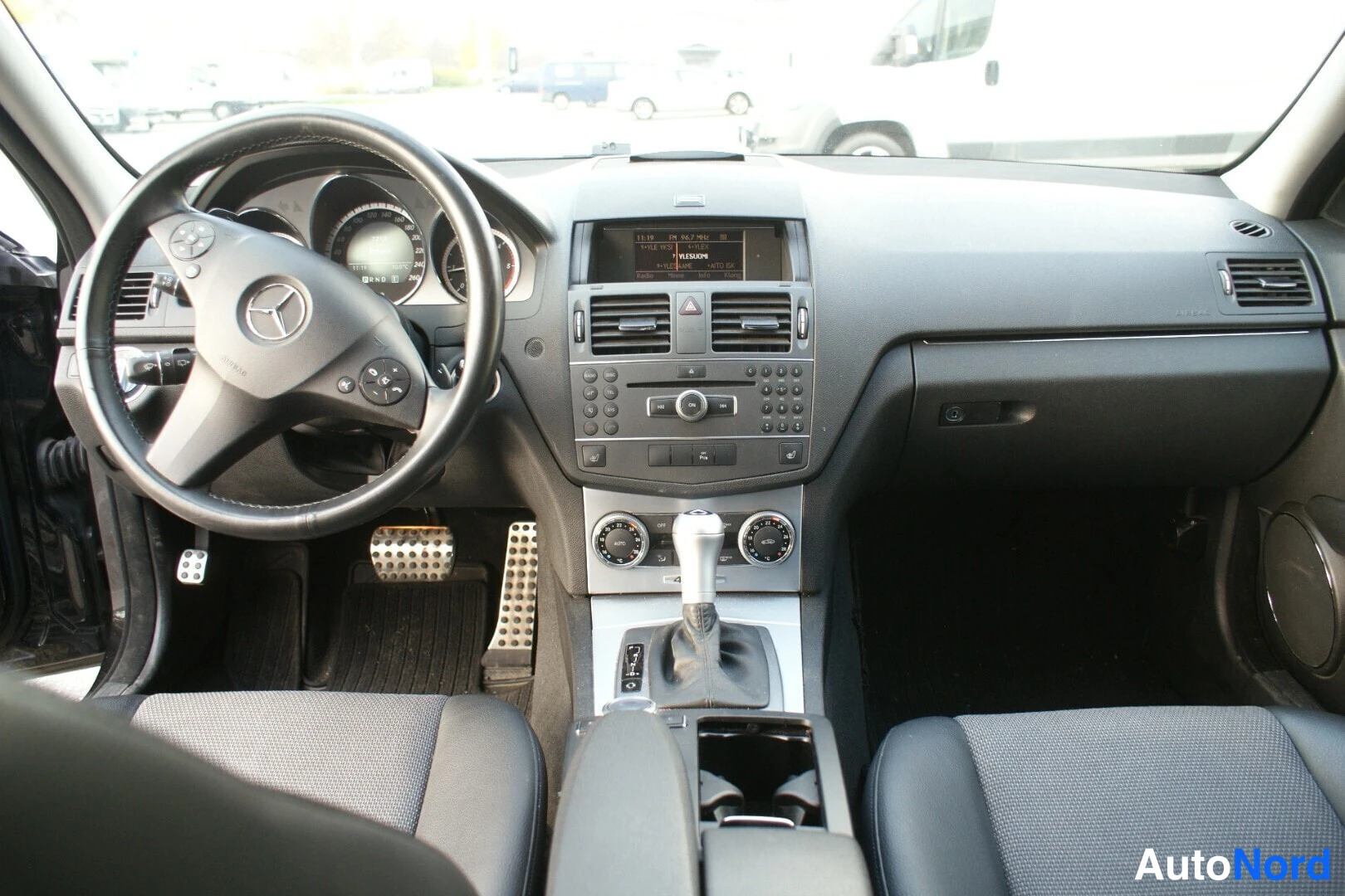 Musta Mercedes-Benz C 250 CDI 4MATIC 2011, ohjaamo, kuva 11