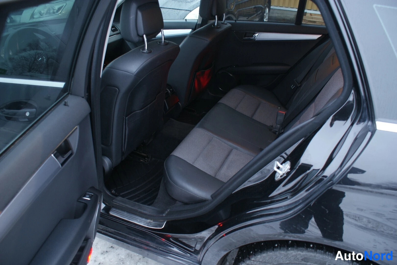 Musta Mercedes-Benz C 250 CDI 4MATIC 2011, takaistuimet, kuva 14