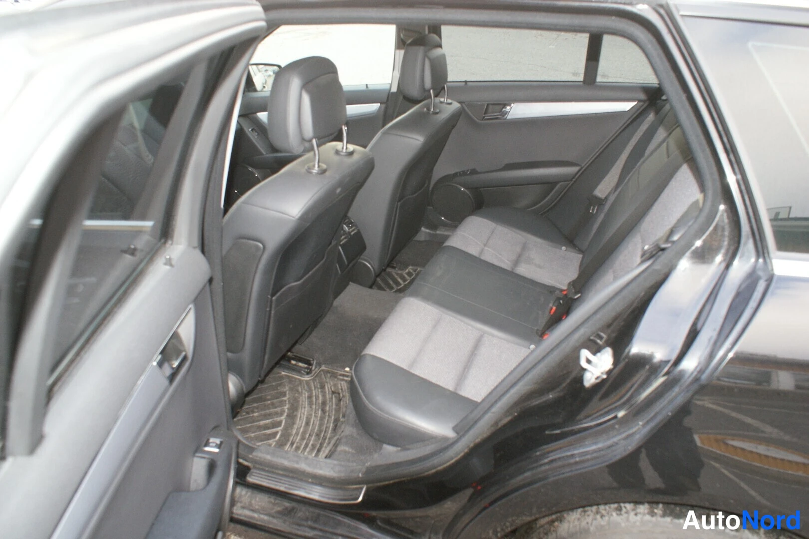 Musta Mercedes-Benz C 250 CDI 4MATIC 2011, takaistuimet, kuva 15