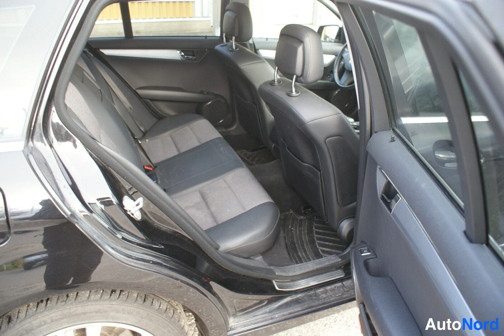 Musta Mercedes-Benz C 250 CDI 4MATIC 2011, takaistuimet, kuva 16