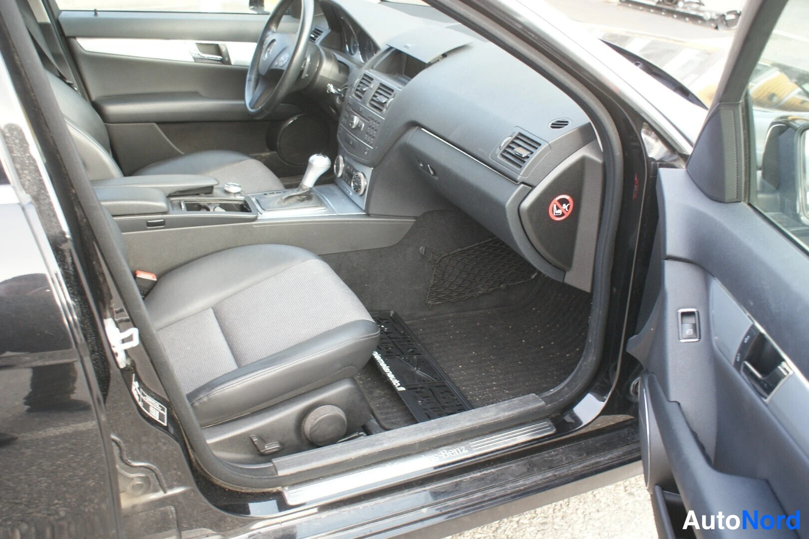 Musta Mercedes-Benz C 250 CDI 4MATIC 2011, ohjaamo, kuva 12
