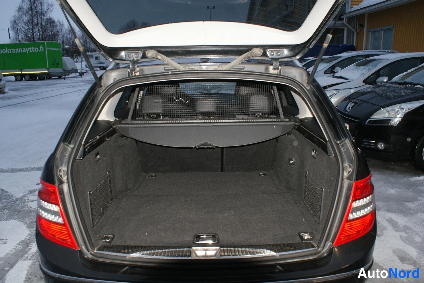Musta Mercedes-Benz C 250 CDI 4MATIC 2011, tavaratila, kuva 17