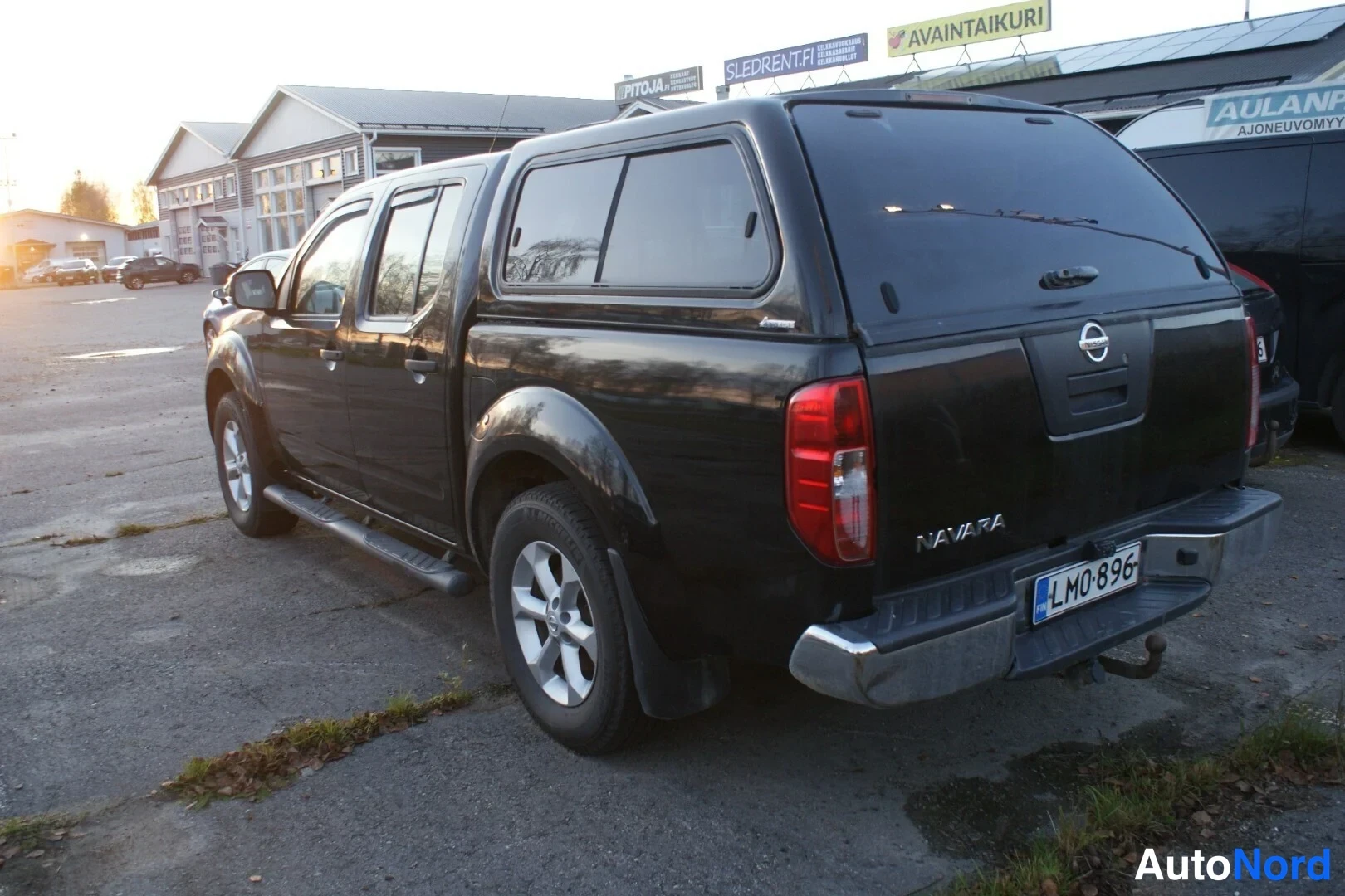 Musta Nissan Navara 2014, takaviisto, kuva 2
