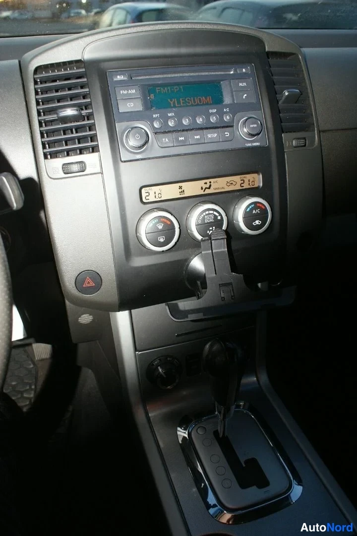 Musta Nissan Navara 2014, yksityiskohta, kuva 11