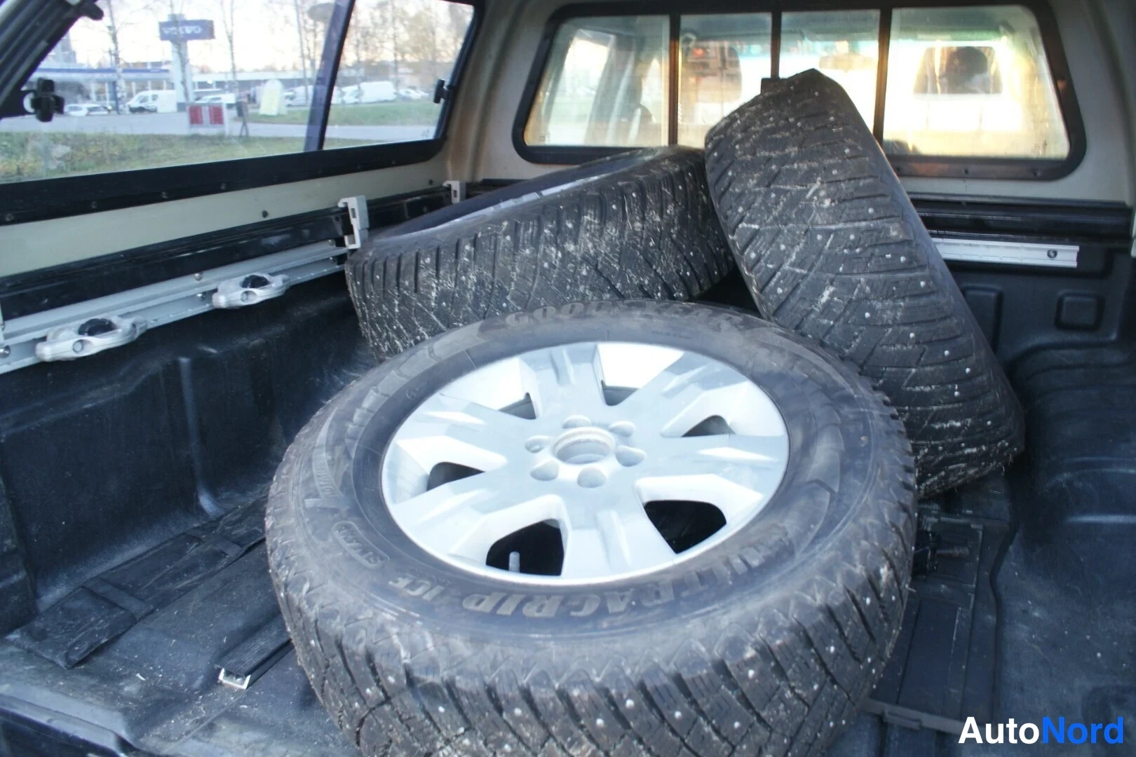Musta Nissan Navara 2014, tavaratila, kuva 10