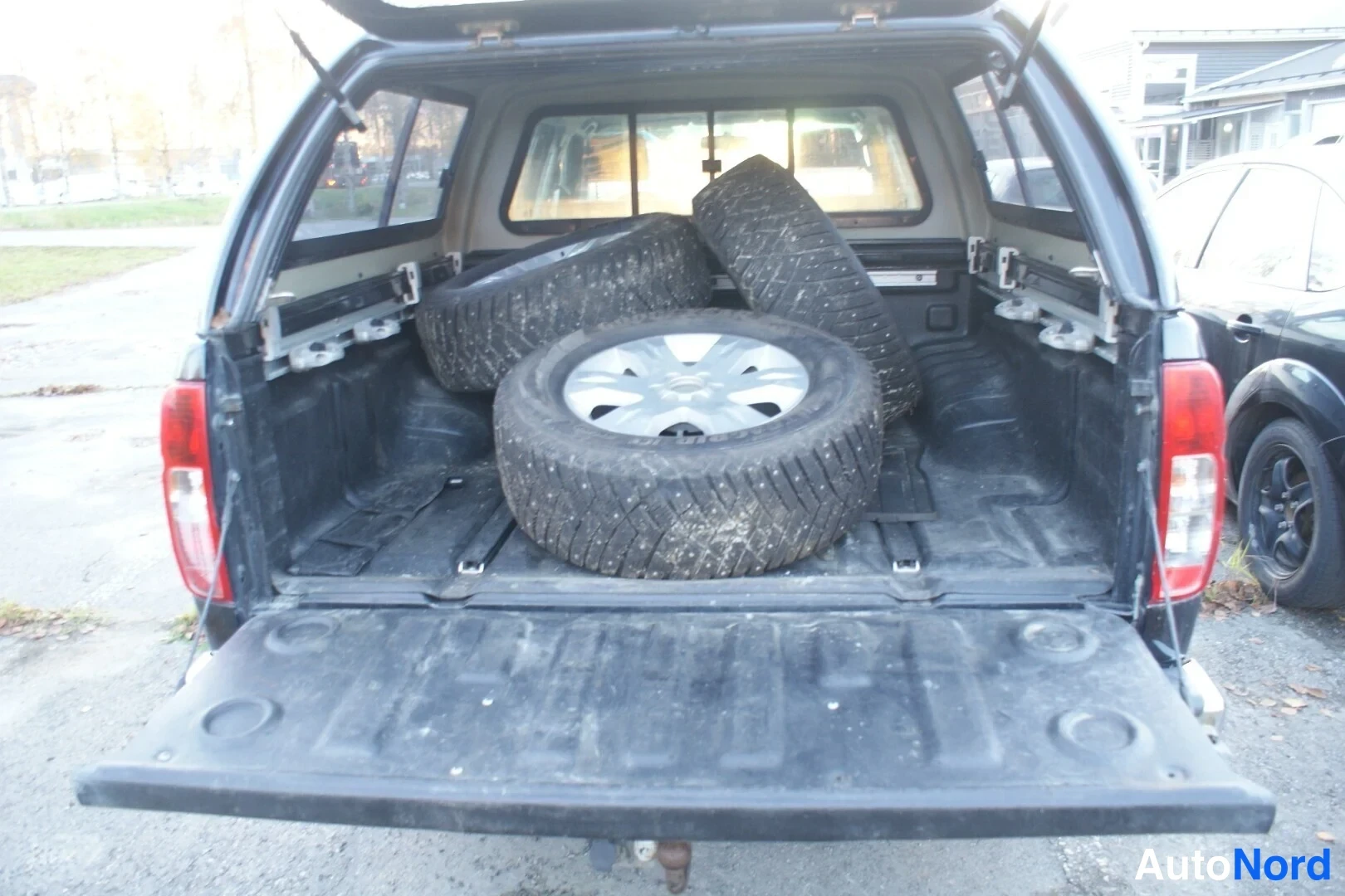 Musta Nissan Navara 2014, takaviisto, kuva 4
