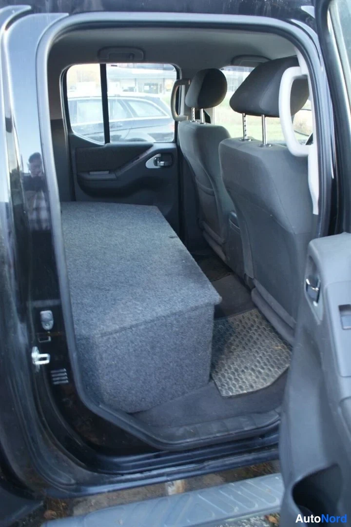Musta Nissan Navara 2014, takaistuimet, kuva 8