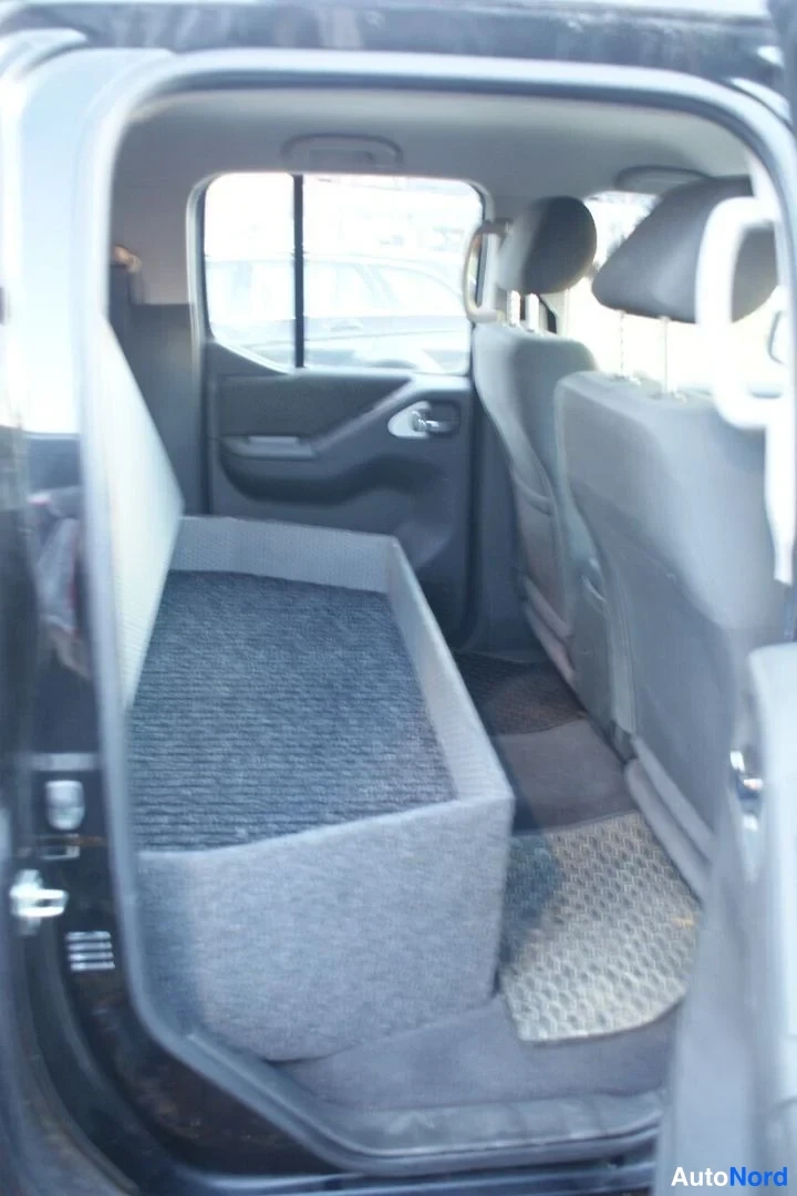 Musta Nissan Navara 2014, takaistuimet, kuva 9