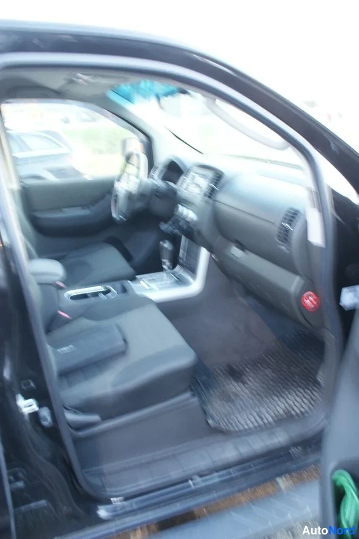 Musta Nissan Navara 2014, ohjaamo, kuva 6