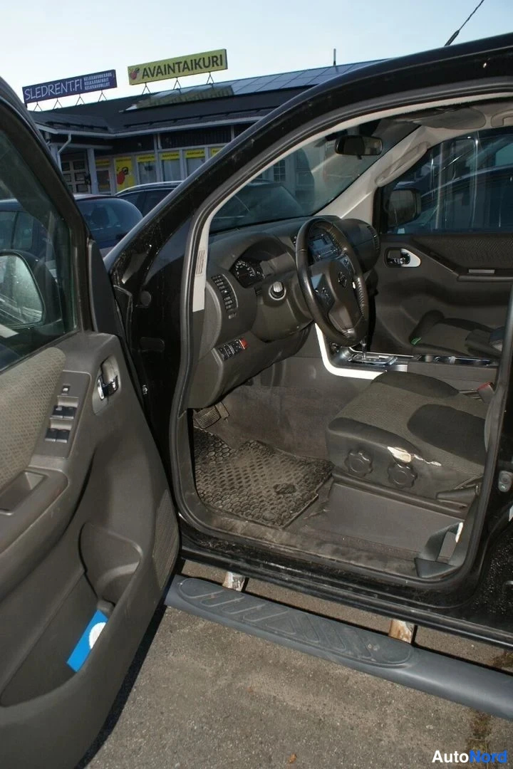 Musta Nissan Navara 2014, ohjaamo, kuva 5