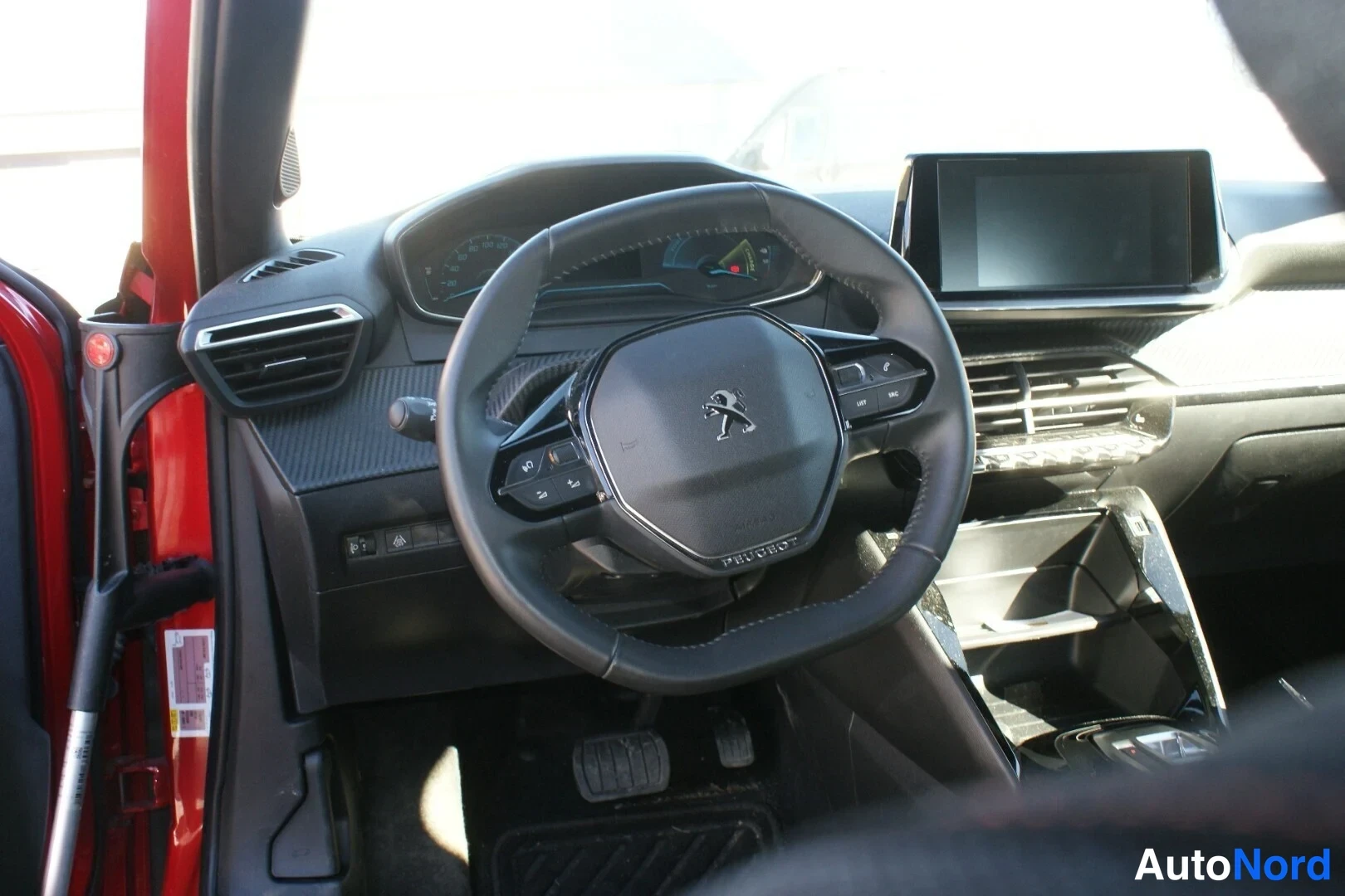 Punainen Peugeot e-2008 2023, etuistuimet, kuva 15