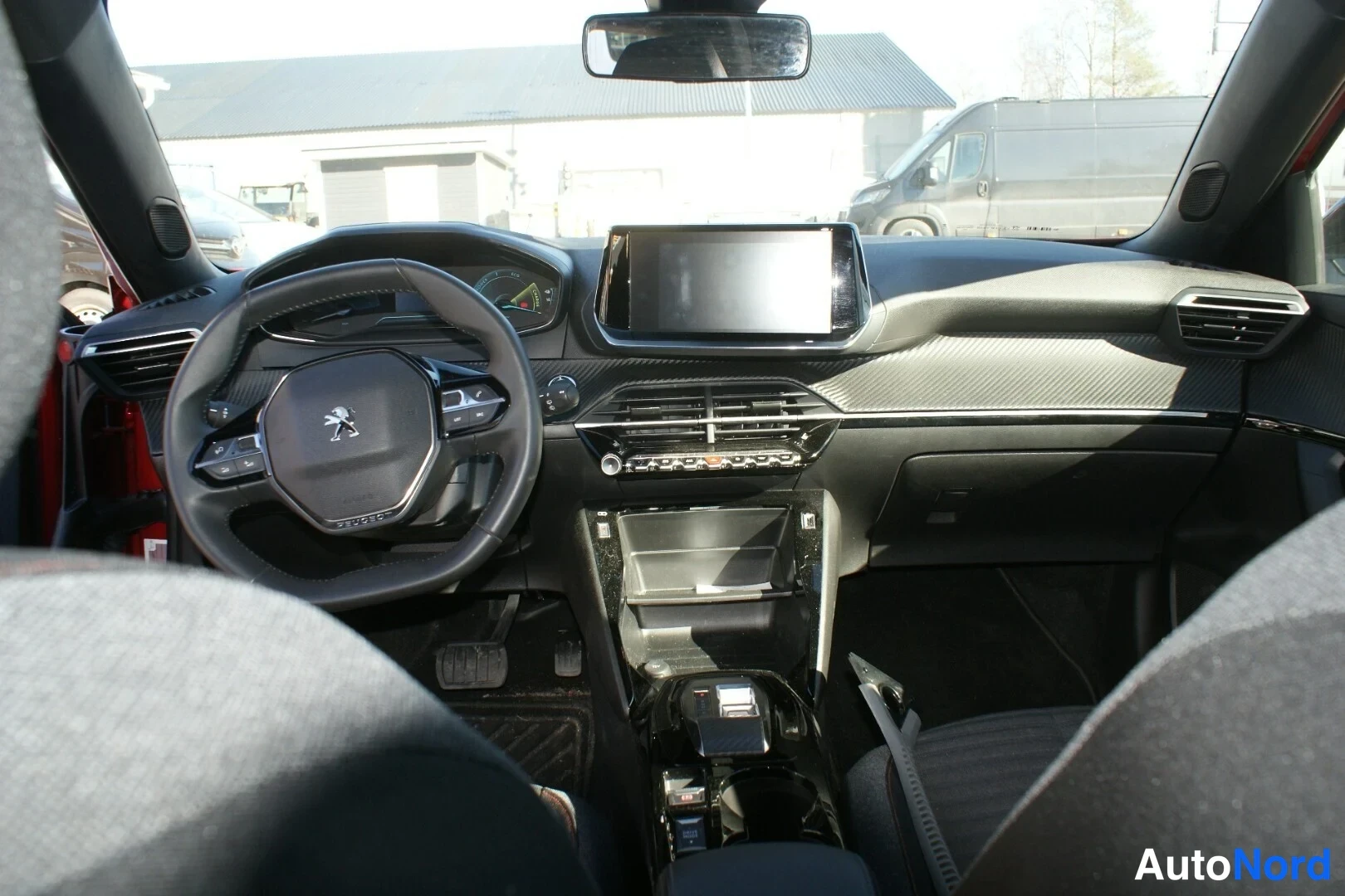 Punainen Peugeot e-2008 2023, ohjaamo, kuva 13