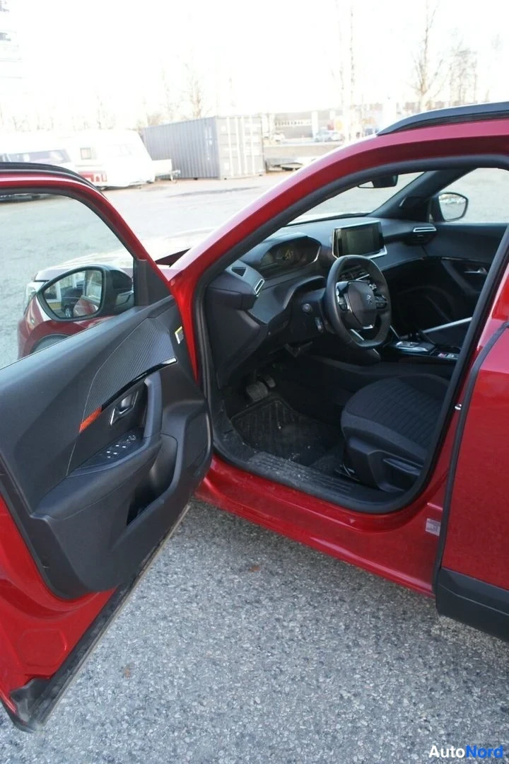 Punainen Peugeot e-2008 2023, sivulta, kuva 5