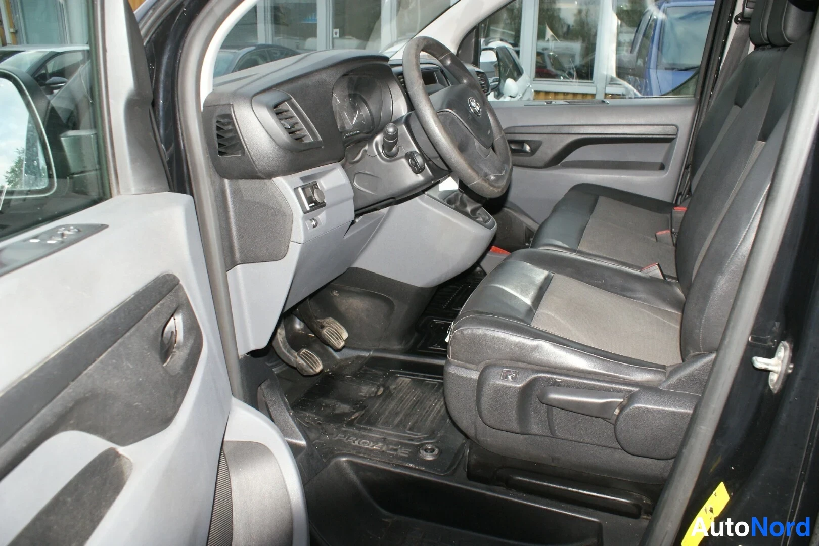 Musta Toyota Proace 2018, ohjaamo, kuva 11