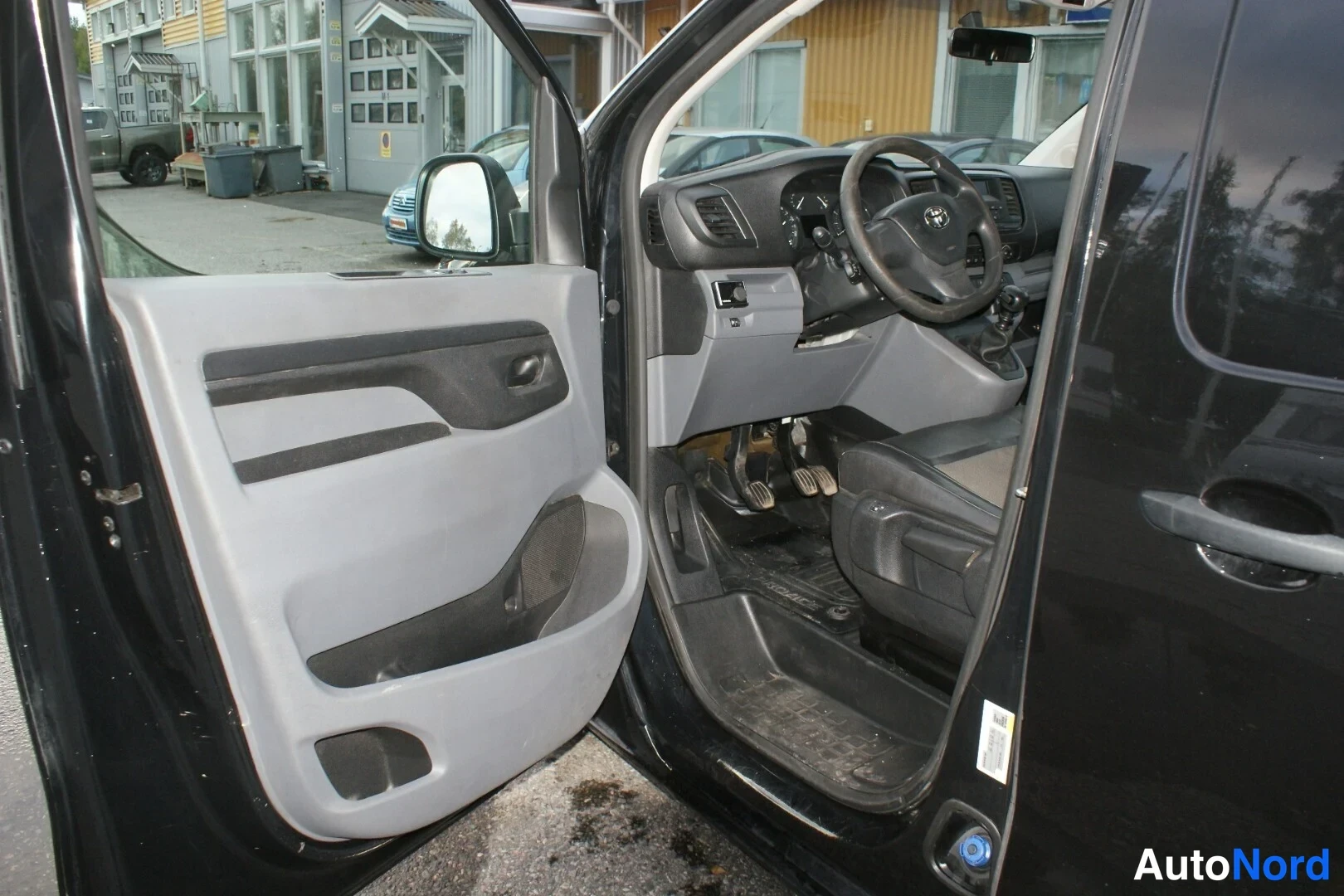 Musta Toyota Proace 2018, ohjaamo, kuva 12