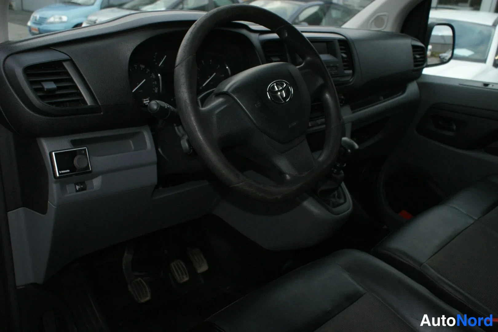 Musta Toyota Proace 2018, ohjaamo, kuva 14