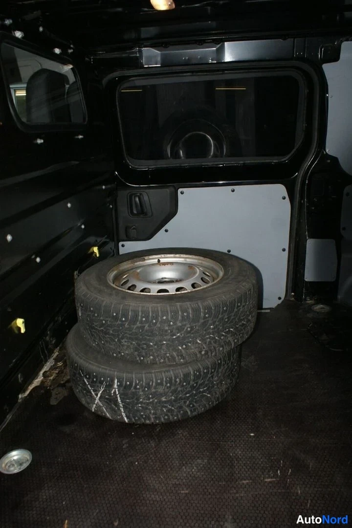Musta Toyota Proace 2018, tavaratila, kuva 15