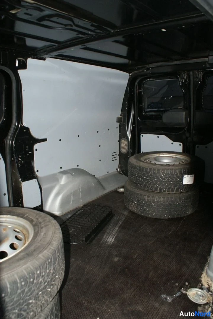 Musta Toyota Proace 2018, tavaratila, kuva 16