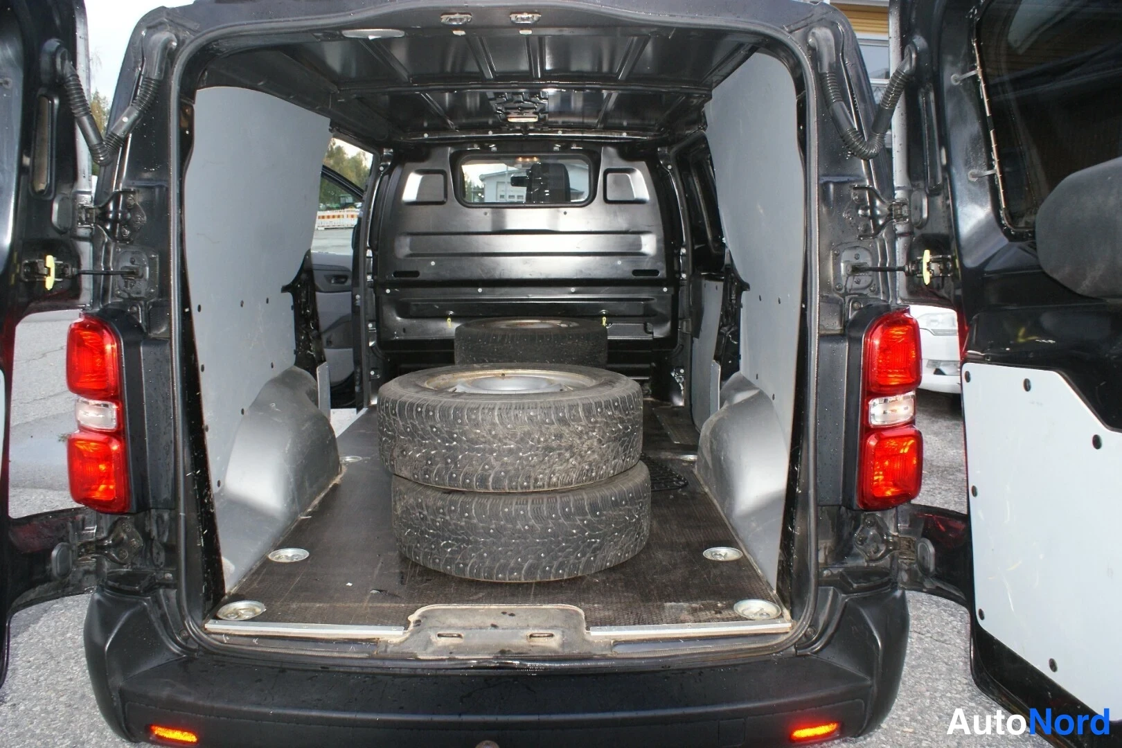 Musta Toyota Proace 2018, takaa, kuva 8
