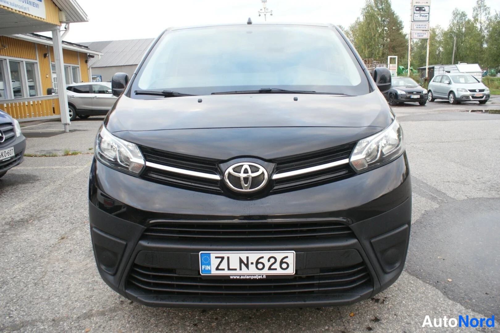 Musta Toyota Proace 2018, edestä, kuva 3