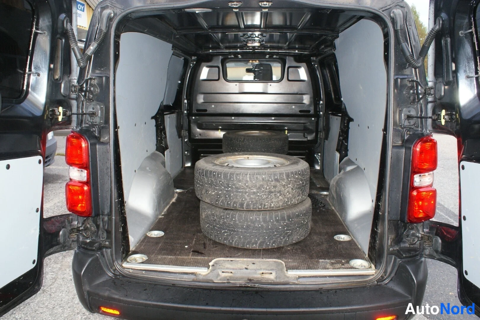 Musta Toyota Proace 2018, takaa, kuva 9