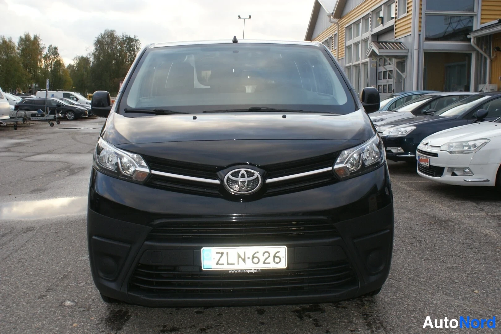 Musta Toyota Proace 2018, edestä, kuva 4